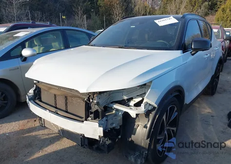 2022 Volvo Xc40 T4 R-Design z USA, uszkodzony, nr VIN YV4AC2HM2N2642873